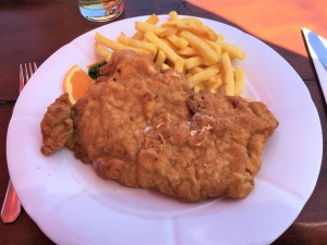 Steirisches Cordon Bleu (Selchfleisch, Käse, Zwiebel) mit Pommes frites