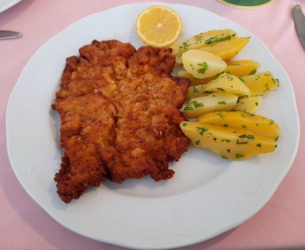 Kalbswiener mit Erdäpfel und Salat 21,-- - Gasthaus Rois - Mönichkirchen