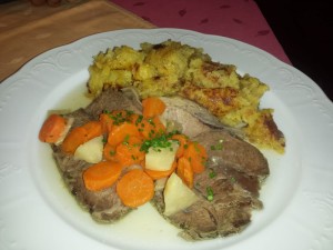 Schulterscherzl mit Erdäpfelschmarrn u. Gemüse - Gasthaus Zum Kleinen Semmering - Hafnerberg