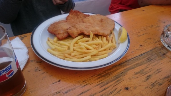 Schweinsschnitzel mit Pommes - Gasthof Schönangerl - Krimml