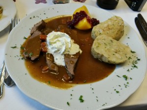 Rehbraten mit Serviettenknödel