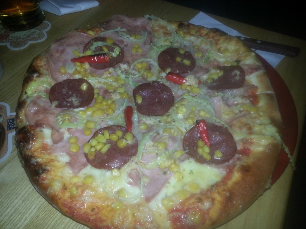 Pizza Diabolo - extra Knoblauch und Mais - Oase - Wiener Neudorf