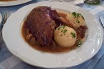 Gansl mit Waldviertlerknödel, Rotkraut und Maroni, war aller Ehren wert. ... - Waldviertlerhof - Wien