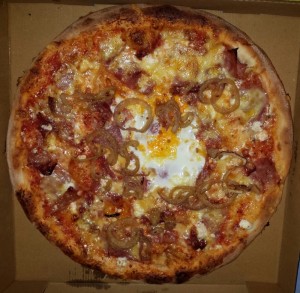 Farmer Pizza mit Spiegelei und Röstzwiebeln EUR 8,80