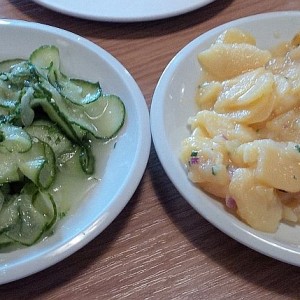 Gurken und Kartoffelsalat - Gasthaus Hansi - Wien
