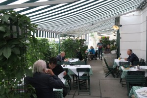 Zu den 3 Hacken - Schanigarten Singerstraße - Gartenfeeling - Gasthaus zu den 3 Hacken - Wien
