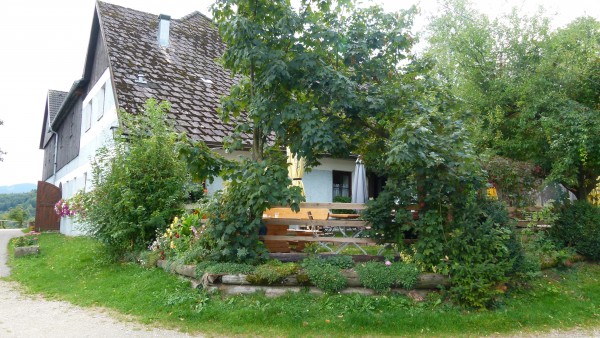 Almgasthaus, schattiger Nachmittag, nordseitig,
Herbst gibt es immer das ALMFEST - Hochsteinberg Almhütte - Kirnberg