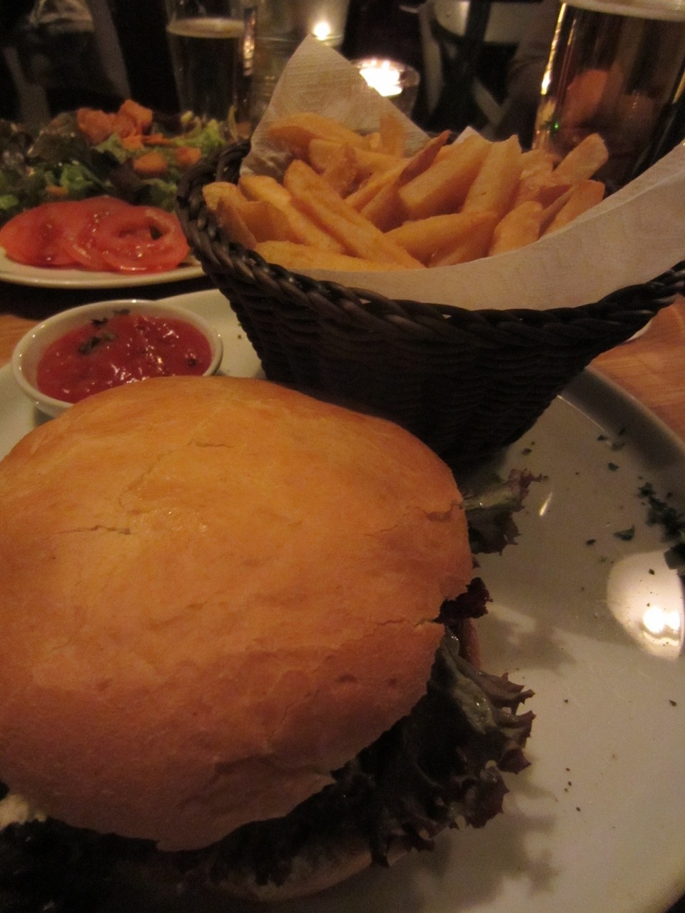 Beef-Burger mit PF und Saucen - Flatschers - Wien