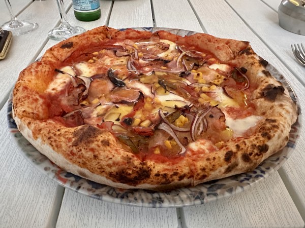 Pizza "Provinciale" mit Fior di Latte, Tomatensauce, roten Zwiebeln, Speck, ... - La Strada 27/29 - Wien