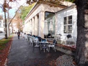 Cafe Promenade - Außenansicht Blick Richtung Burgtor