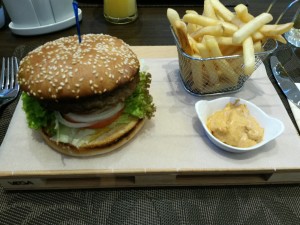 CCG-Burger mit Pommes Frites - Die Essecke - Werndorf