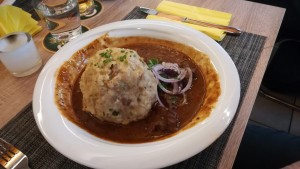 Gulasch mit &quot;Megaknödel&quot;