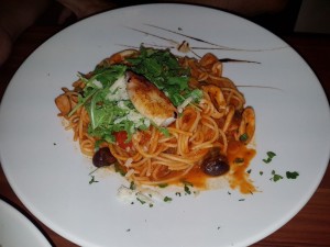 Pasta Siciliana (Oliven, Kapern, Kalmar, Rucola in würziger Tomatensauce)