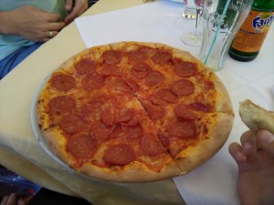 Pizza Napoli (scharfe Salami) - Il Giardino - Wien