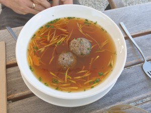 Rindsuppe mit Leberknödel - Gasthaus Ziegelwerk - Wimpassing a. d. Leitha