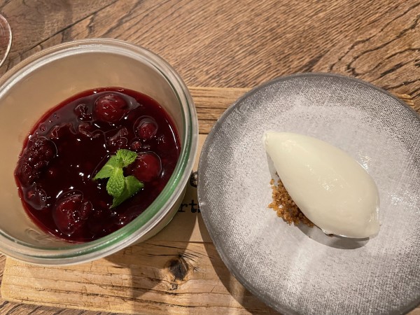 Panna Cotta mit Beerenröster - Die Weinbank - Ehrenhausen