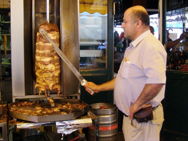 Herr Papas schneidet mir ein Kebab herunter. - Papas - Wien