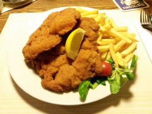 Wiener Schnitzel vom Schwein mit Pommes frites