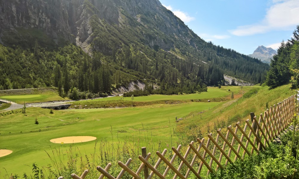 Der Blick vom Gastgarten auf den 9 Loch Golfplatz von Lech (Zug) - Gasthof Auerhahn - Lech