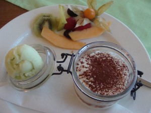 Riebel-Tiramisu mit grünem Apfel-Sorbet und Früchten (7,10 Euro). - Wirtshaus am See - Bregenz