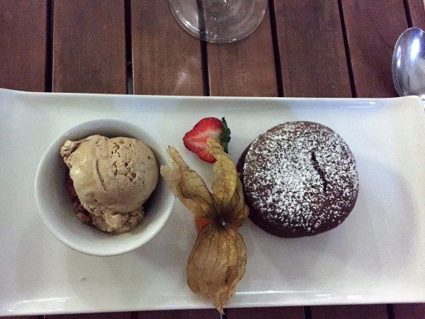 Flüssiger Schokoladekuchen mit Espresso-Krokant Eis - HUTH da moritz - Wien