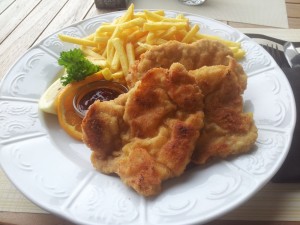 Gebackenes Schweineschnitzel Wiener Art mit Pommes Frites um 14,80 Euro. - Seerestaurant Salzmann - Fußach