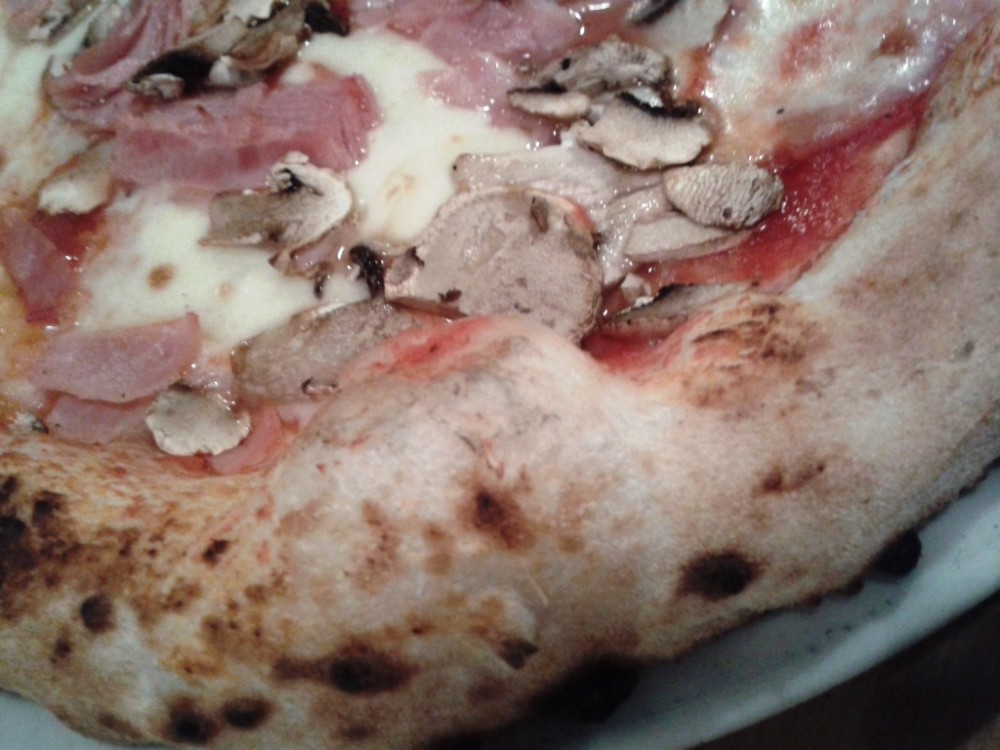 Pizzeria Angolo 22 - Pizza 'Cotto e Funghi' (€ 10,50) - Pizzeria Trattoria Angolo N 22 - Wien