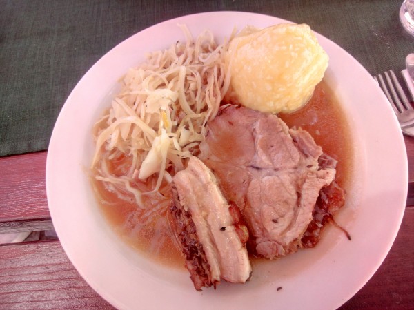 Ofenbratl mit Waldviertler Knödel und Krautsalat - Mohnwirt - Sallingberg