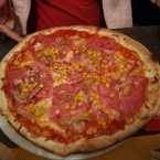Pizza Gustosa (Schinken,Mais,Speck,Zwiebel,Pfefferoni) - Pizzarei - Großarl