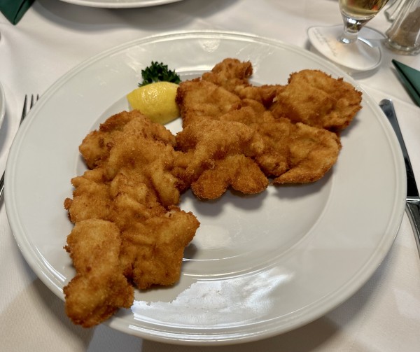 Wiener Schnitzel (natürlich vom Kalb), sehr gut, leider sehr mild und auch ... - Kupferdachl - Zum Leupold - Wien