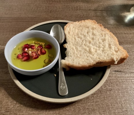 Olivenöl mit Granatapfel- und Pinienkernen und hausgemachtem Brioche, ... - Restaurant Kim - Wien