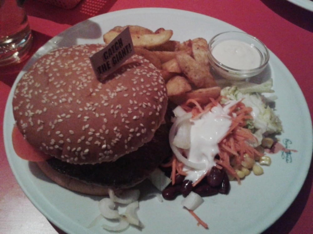 Tiki Burger und Beilagen - American "King Cadillac" Diner - Graz