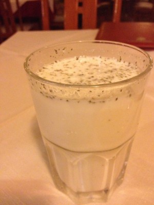Joghurt mit Mineralwasser, Salz und Minze. - Hafes - Wien