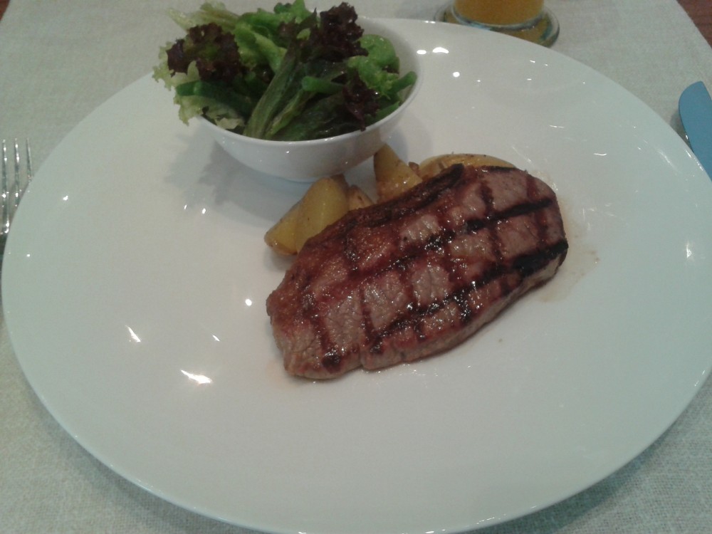 Steak vom Holzkohlengrill mit Babykartoffel-Bohnen Salat

 - DSTRIKT - Wien