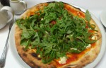 Pizza mit Schafkäse, Aubergine, Kirschtomaten, Oliven und Rucola - Danieli - Wien