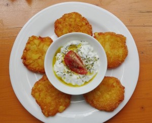 Erdäpfelrösti mit Tsatsiki um € 6,20. Herrlich!