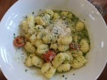Gnocchi mit Bärlauchpesto und Cherrytomaten