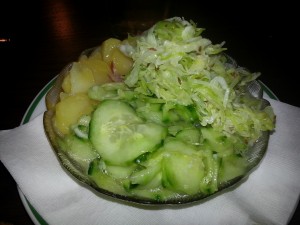 Erdäpfel Gurken Kraut Salat
