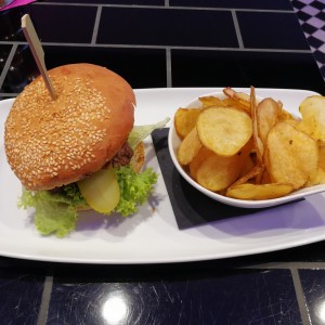 Hamburger mit hausgemachten Potatoe Chips  03/2017