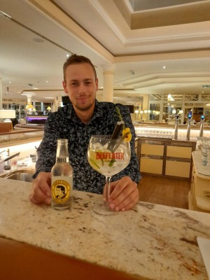 David ein ganz toller Barkeeper. Er mixte den Negroni mit viel Aufwand und ... - Avita Resort - Bad Tatzmannsdorf