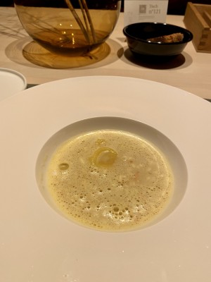 Safranschaumsuppe mit (versunkenem) Räucherfischraviolo - Rote Wand - LECH am Arlberg