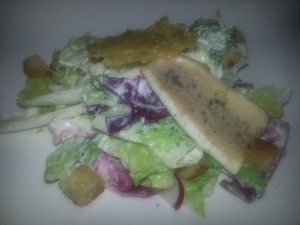 Caesar Salad mit Saibling, Croutons und Grana