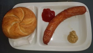 Bratwurst mit Senf, Ketchup und Semmel