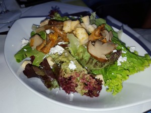 Blattsalate mit Eierschwammerln, Steinpilzen, Schafskäse und Croutons