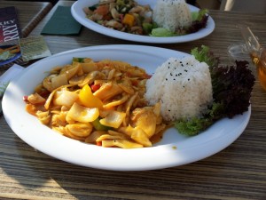 Curry Chicken - Hühnerbrust mit Bambusstreifen, Paprika und Zwiebeln in ... - Akakiko - Linz