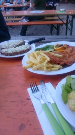 Surschnitzel mit Pommes, Grammelschmalzbrot mit Zwiebel