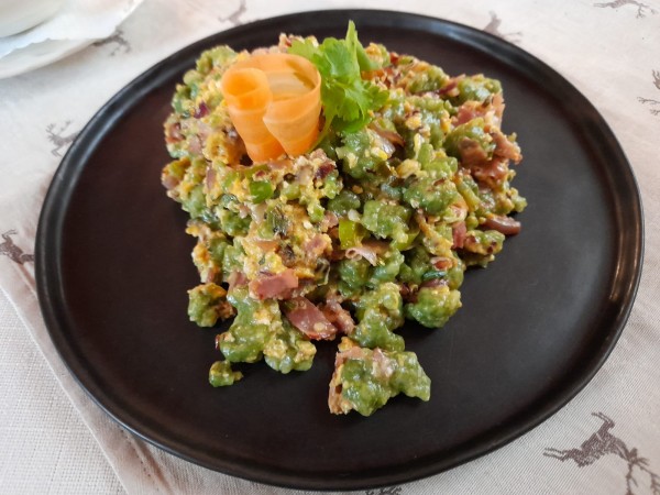 Spinat Eiernockerl mit grünem Salat auf Wunsch mit Schinken 12,80 - Gasthof zum Alten Jagdschloss - Mayerling
