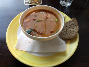 Linsensuppe mit Paprikawurst und Brot - Corbaci - Wien