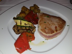 Thunfischsteak mit Rosmarinkartoffeln und gegrilltem Gemüse - PINO - Ristorante Pizzeria - Mödling