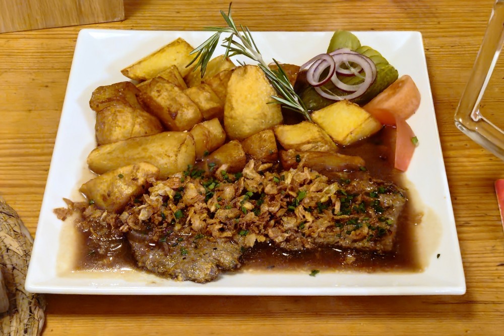 Gasthaus Gamshöhe - Zwiebelrostbraten aus der Beireid, Röstzwiebel aus dem ... - Gasthaus Gamshöhe - Bisamberg